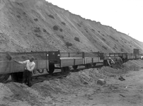 807260 Afbeelding van het beladen van een trein met zand in de zanderij van de N.S. te Maarn.